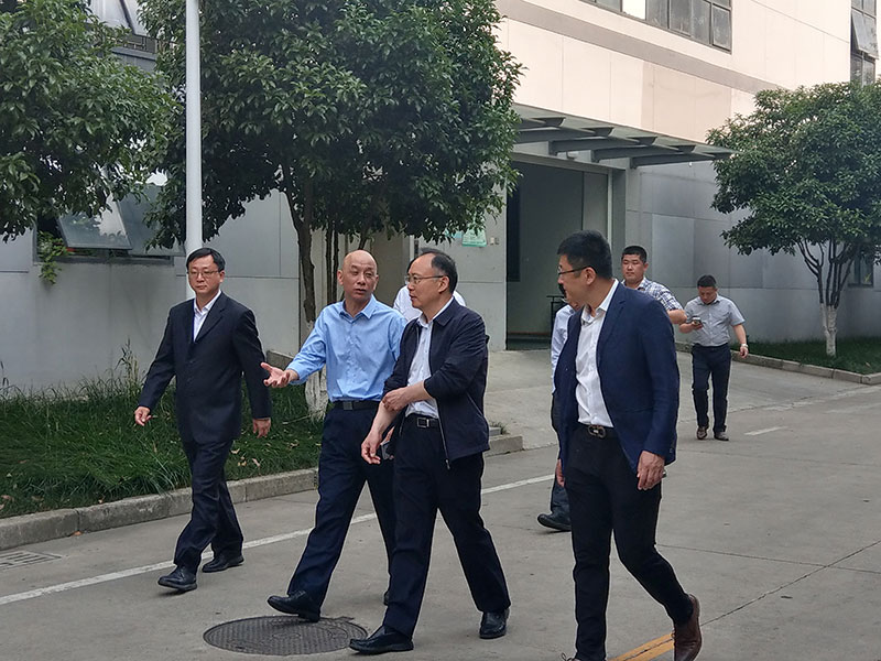 南京市一級巡視員、淮安市副市長、寧淮智能制造產(chǎn)業(yè)園黨工委書記許明一行調(diào)研考察南京奧聯(lián)電子